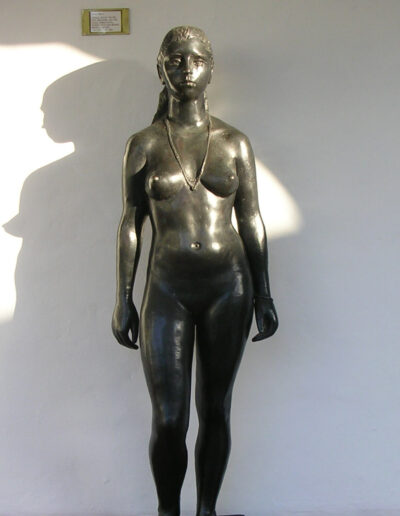 Sandra de pie, bronce