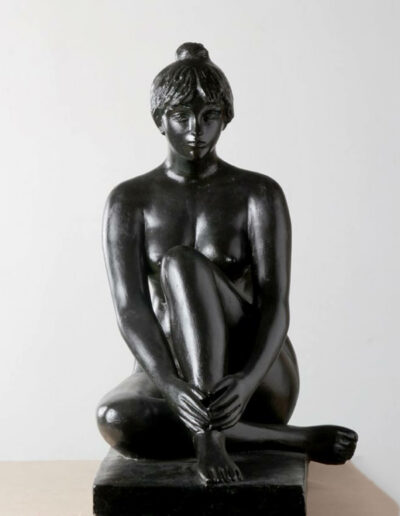 María sentada, bronce